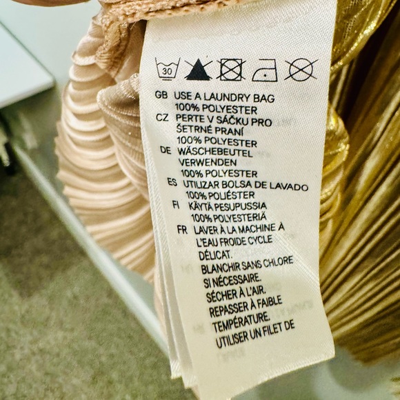 Gold Plisse Strappy V-Neck Tank Glittering Crepe Party Top SZ Medium NEW! - Picture 9 of 15